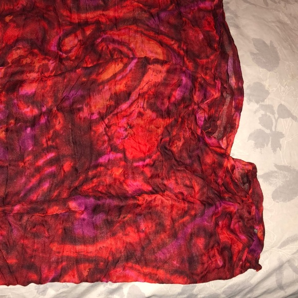 Red patterned loop scarf - Picture 3 of 7